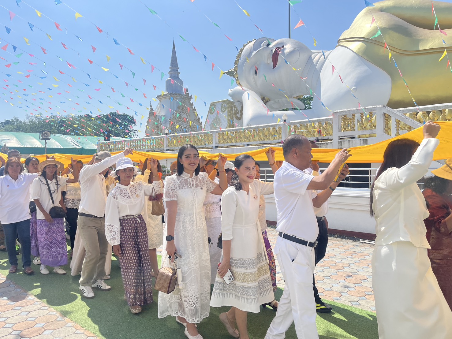 พช.ช้างกลาง ร่วมแห่ผ้าห่มองค์เจดีย์ธาตุน้อย ประจำปี 2569