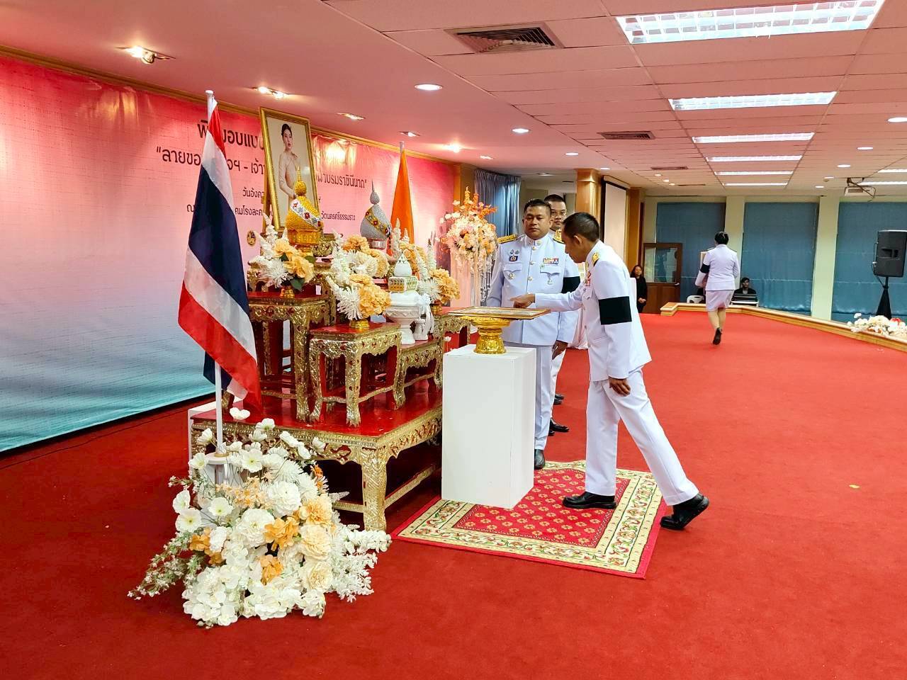 พช.ช้างกลาง ร่วมพิธีมอบแบบลายผ้าพระราชทาน "ลายขอสมเด็จฯ-เจ้าฟ้าฯ" และ "ลายบุปผาบรมราชินีนาถ" สืบสานภูมิปัญญาผ้าไทย